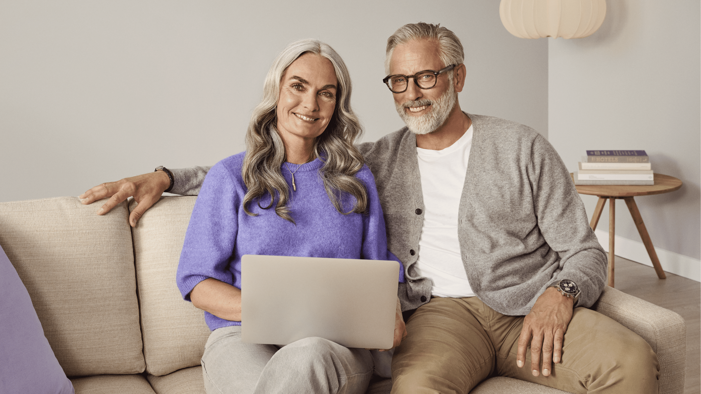 couple-with-computer