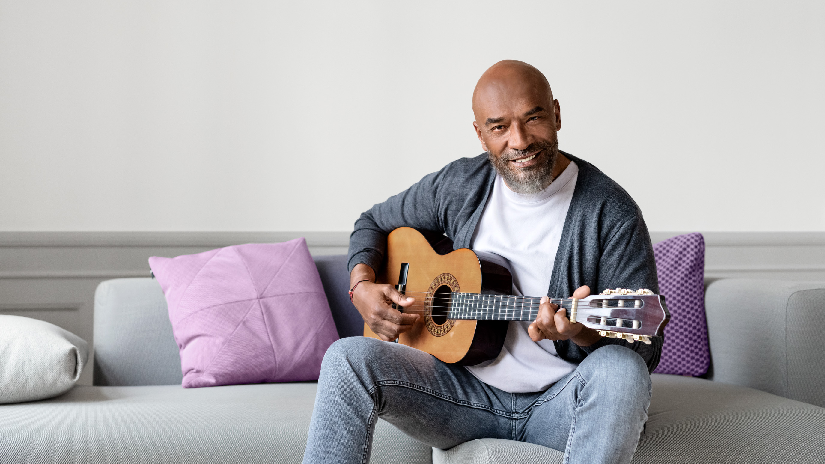 Playing the guitar wearing hearing aids getting the best sound experience