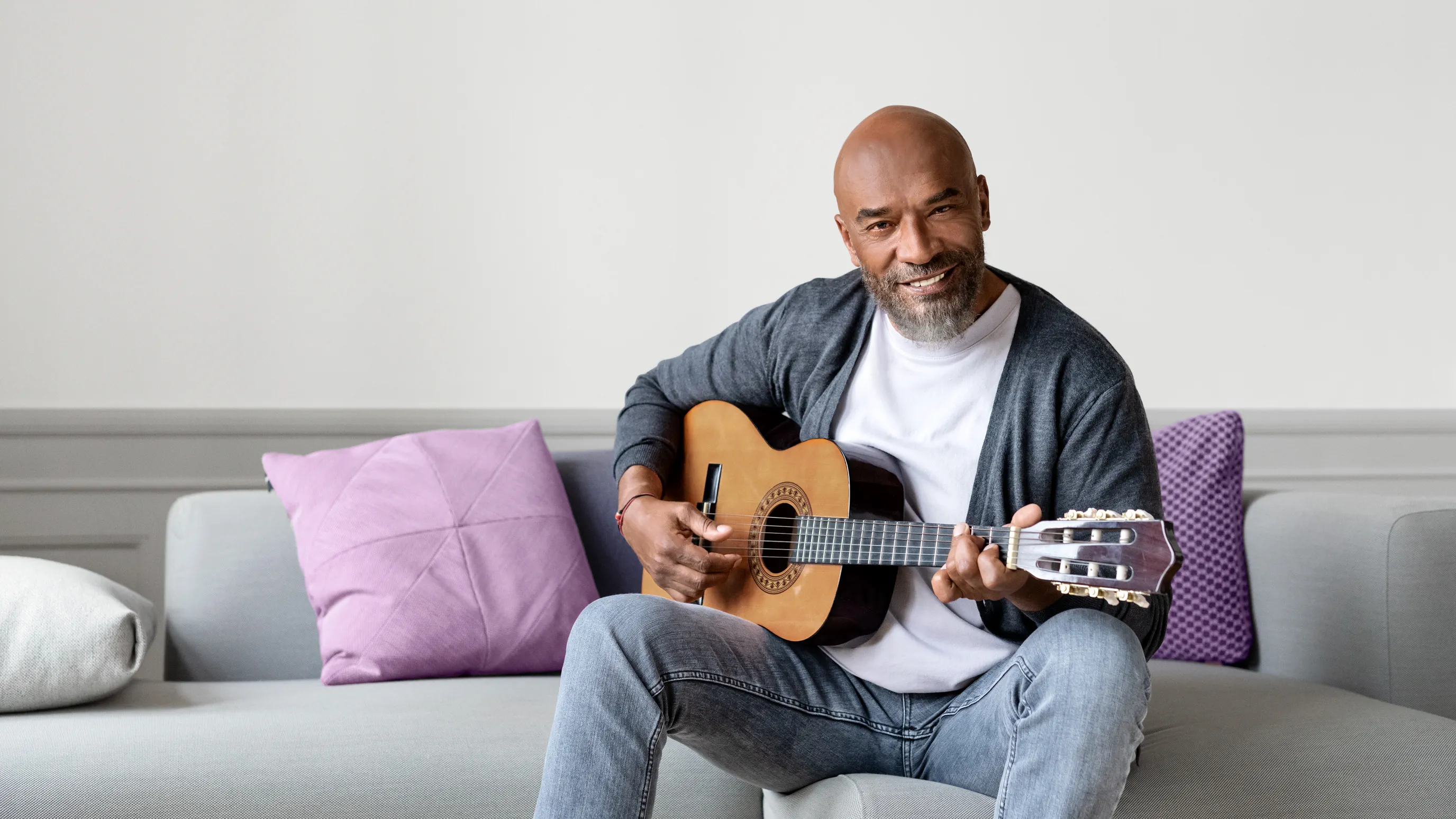 Playing the guitar wearing hearing aids getting the best sound experience