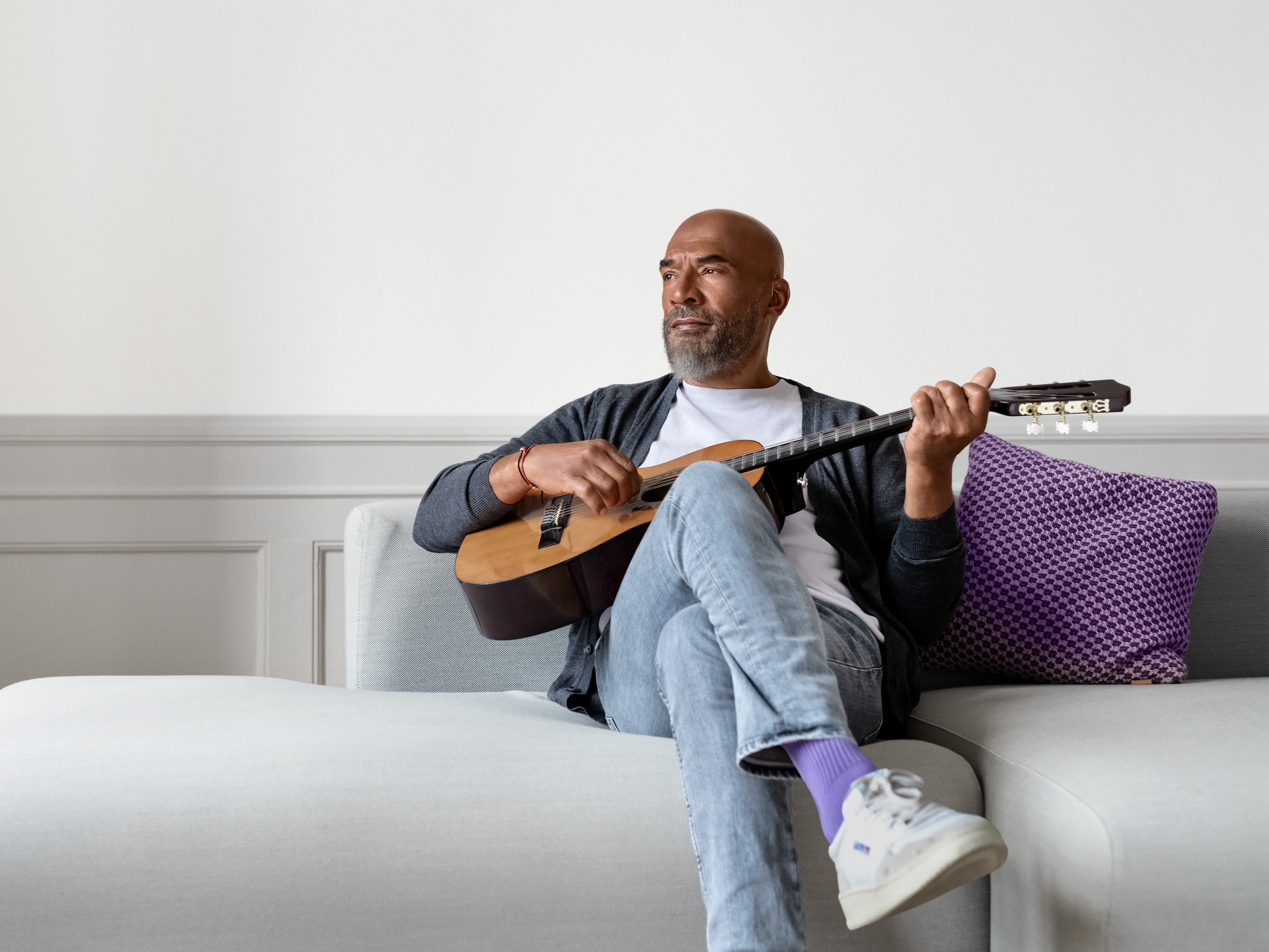 Playing the guitar wearing hearing aids getting the best sound expirience