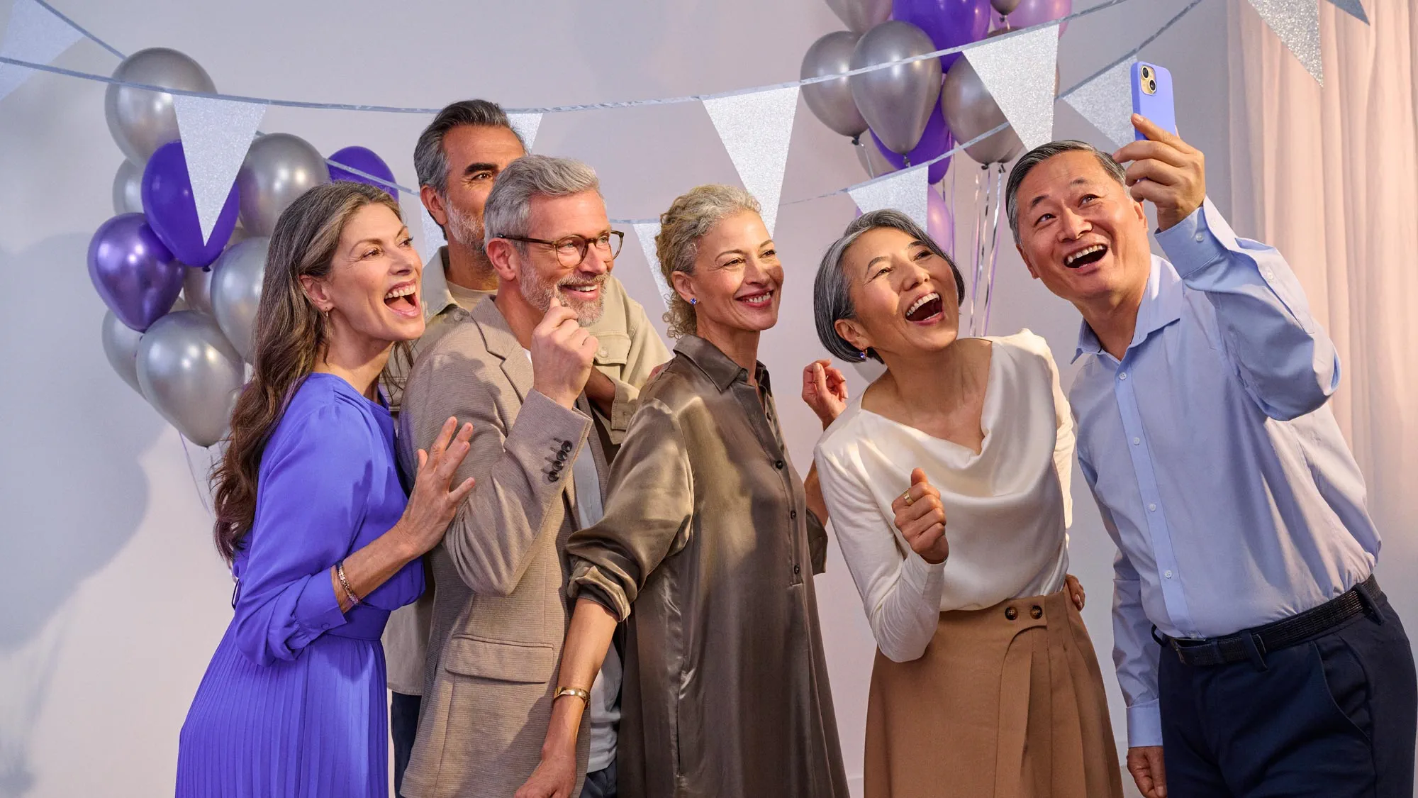 Amigos entusiasmados a celebrar, partilhando juntos a melhoria auditiva.