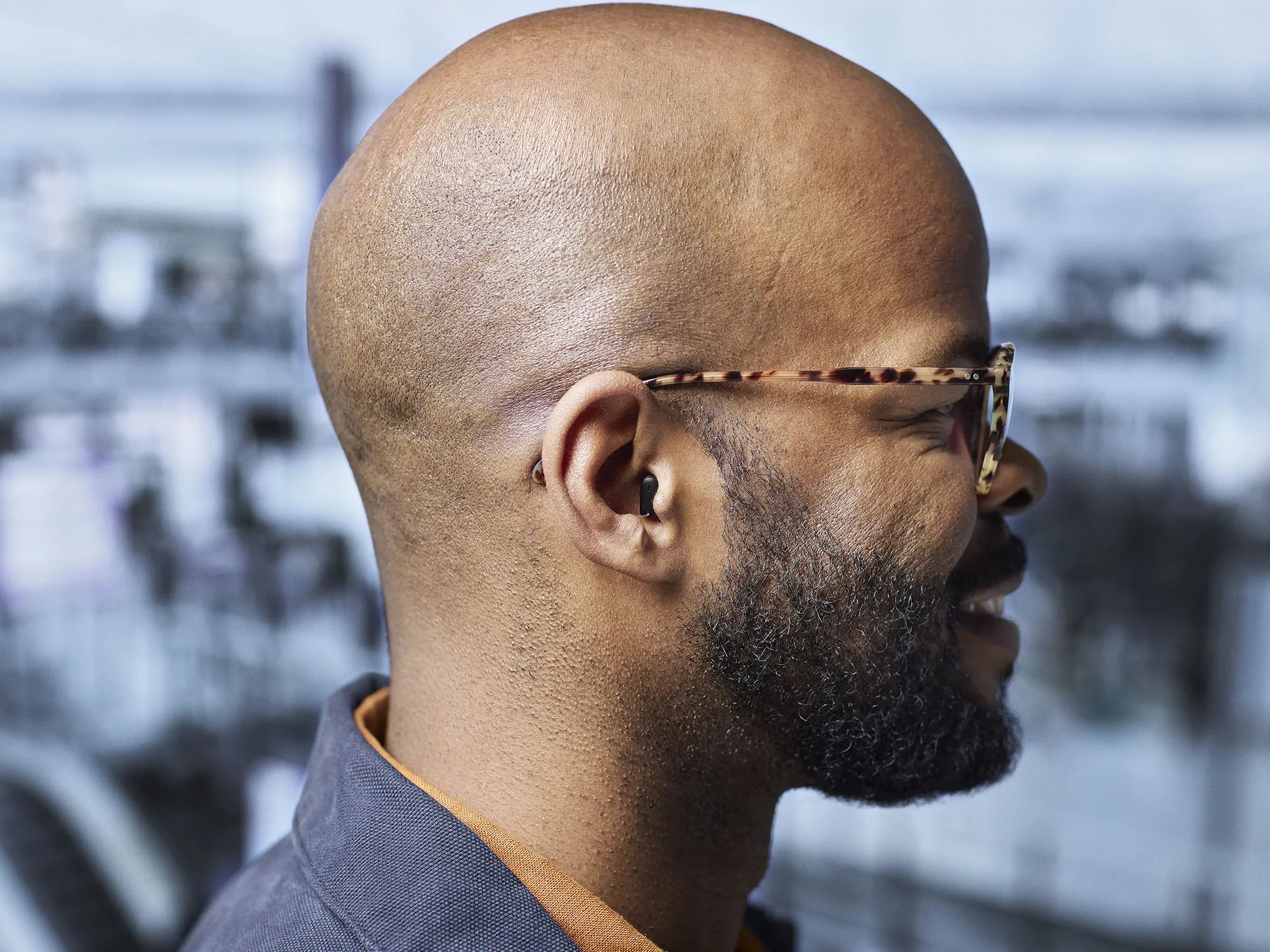 Man wearing Signia Insio Charge&Go CIC IX hearing aids seen from the side