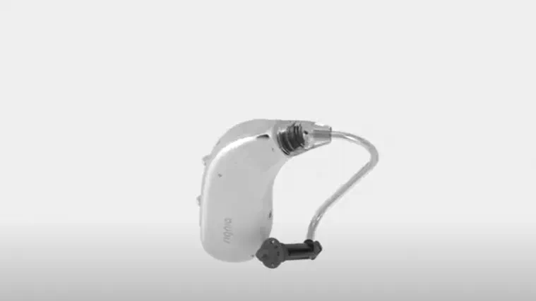 change-from-earhook-to-thintube-with-motion-charge-and-go-p-16x9