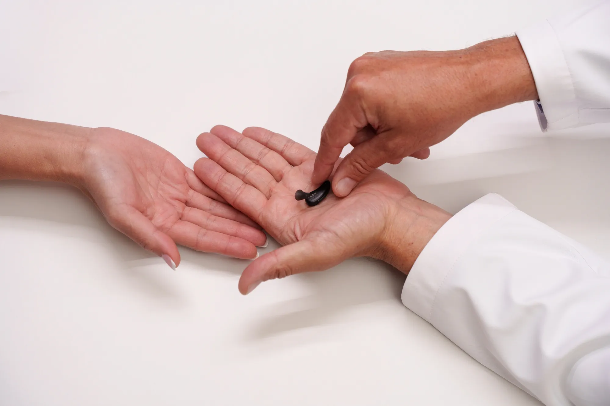 hearusa hcp, showing signia hearing aids to a patient