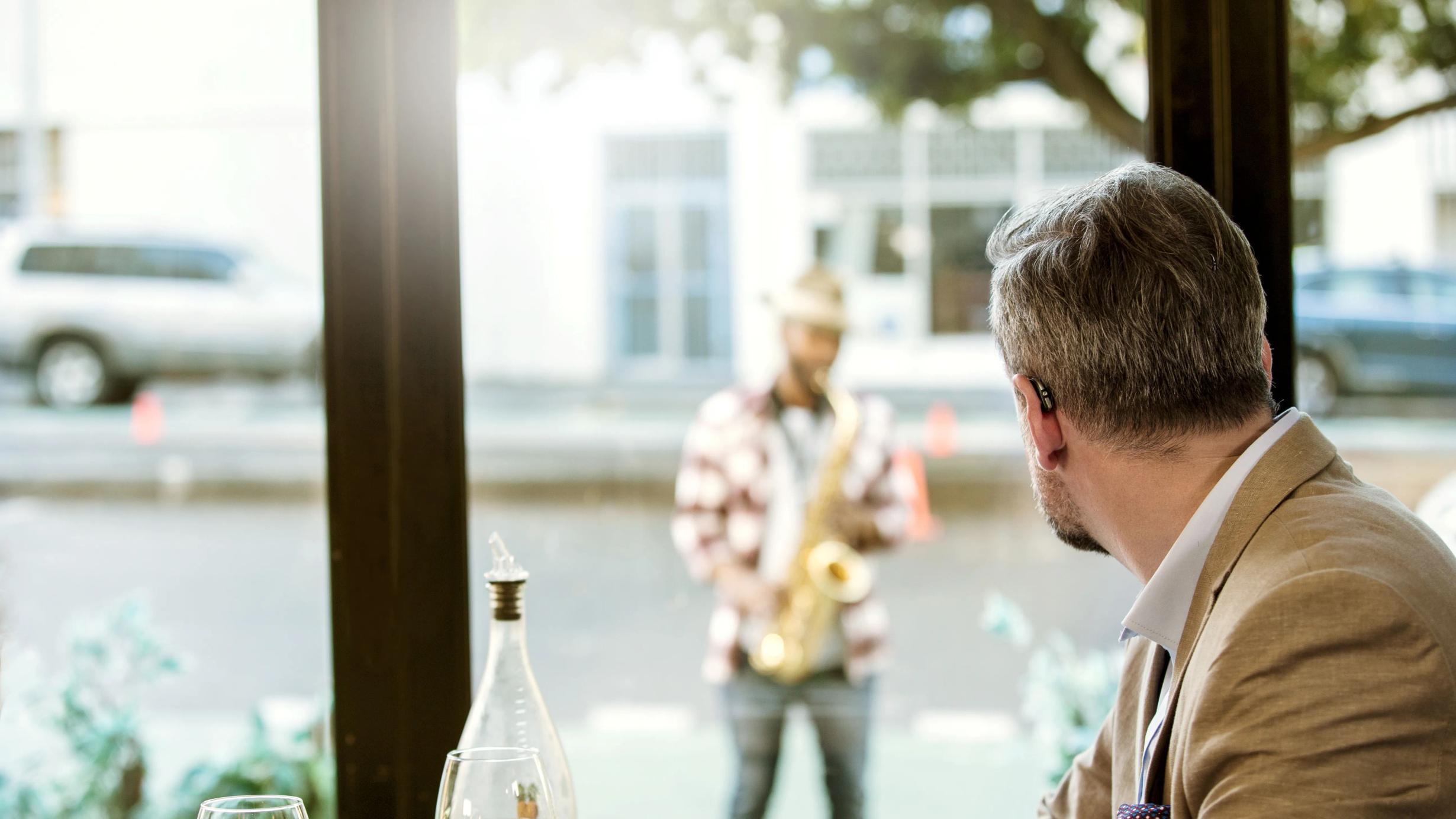 Listening to the music surrounding you thanks to hearing aids